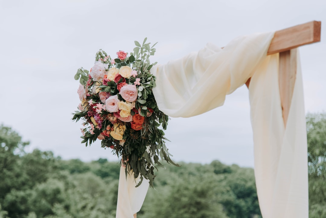 Proche officiant avec émotion la cérémonie d'engagement de ses amis en Moselle