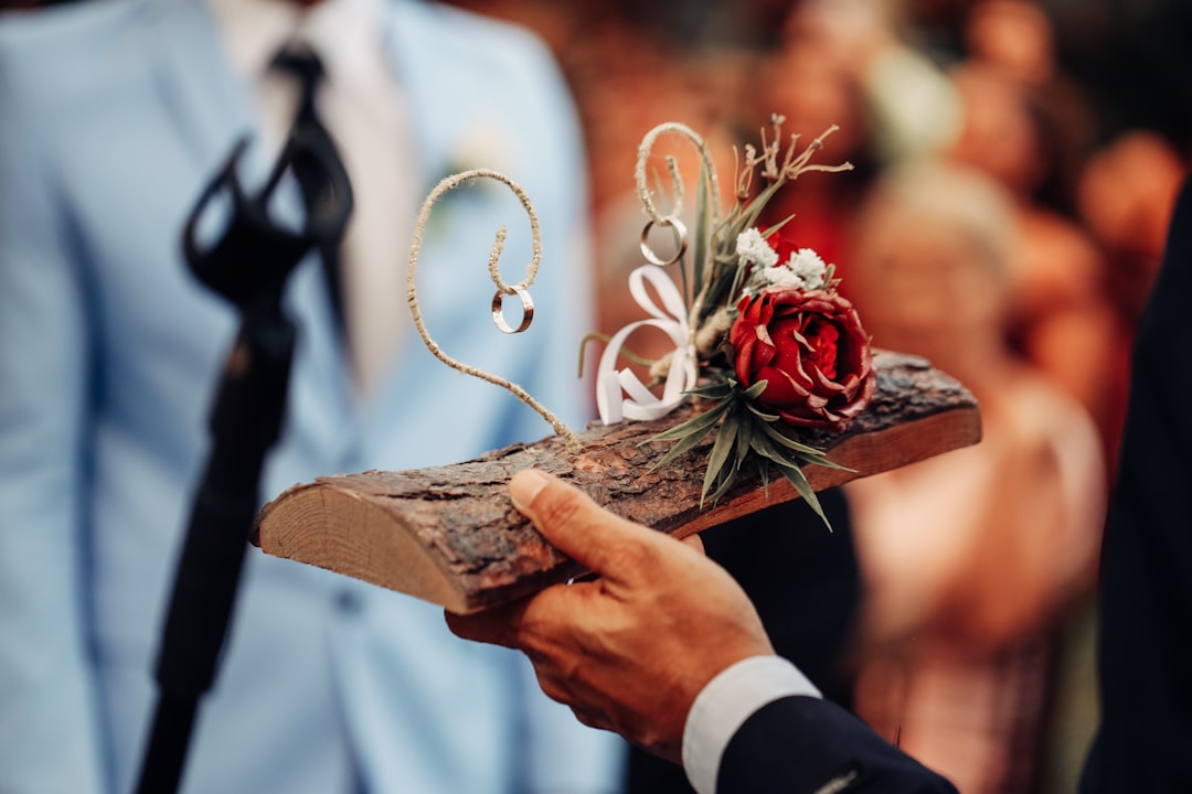 Porte-alliances rustique en bois et fleurs pour une cérémonie laïque en Lorraine