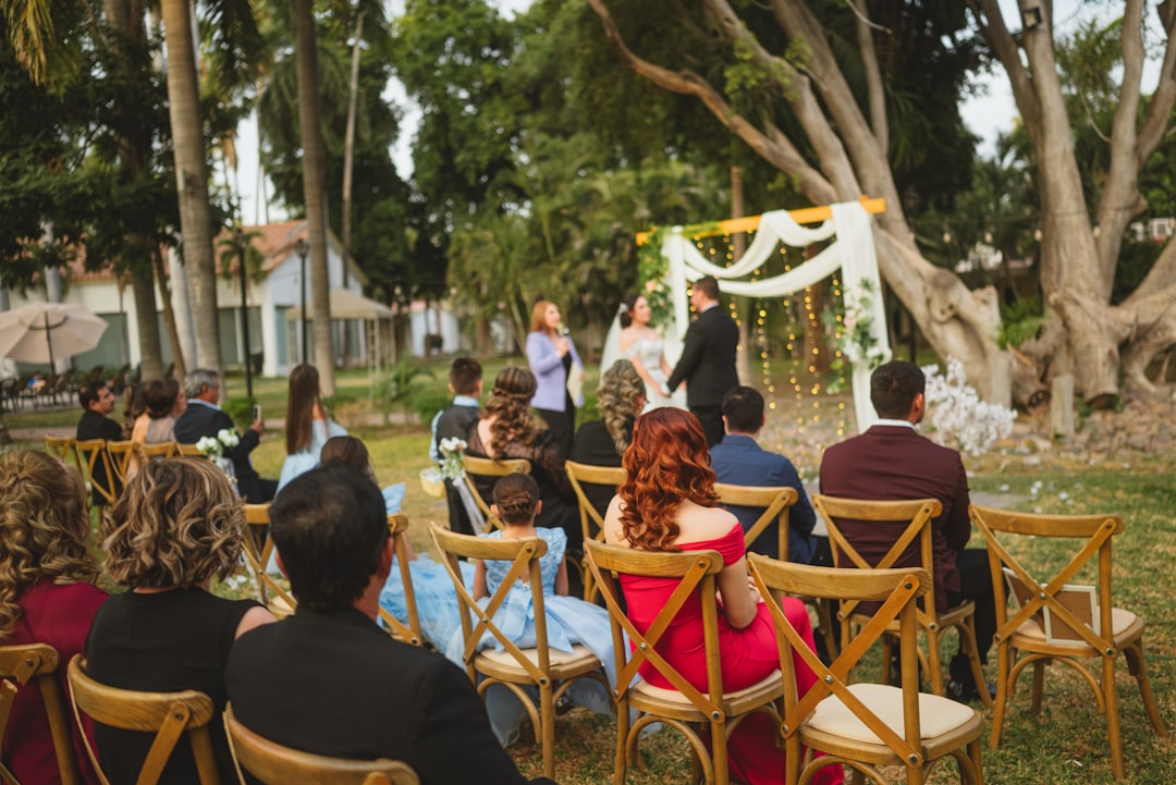 Officiant professionnel célébrant le mariage d'un couple en plein air en Lorraine
