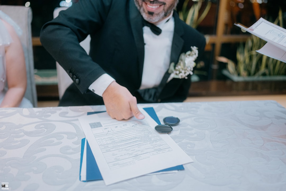 Signature du certificat d'engagement symbolique lors d'une cérémonie laïque en Lorraine
